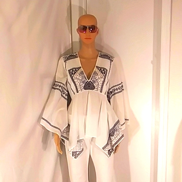 🔥 NWT BCBG white Navy Blue & Tan V-Neck Batwing Horizontal Top. - Picture 2 of 10